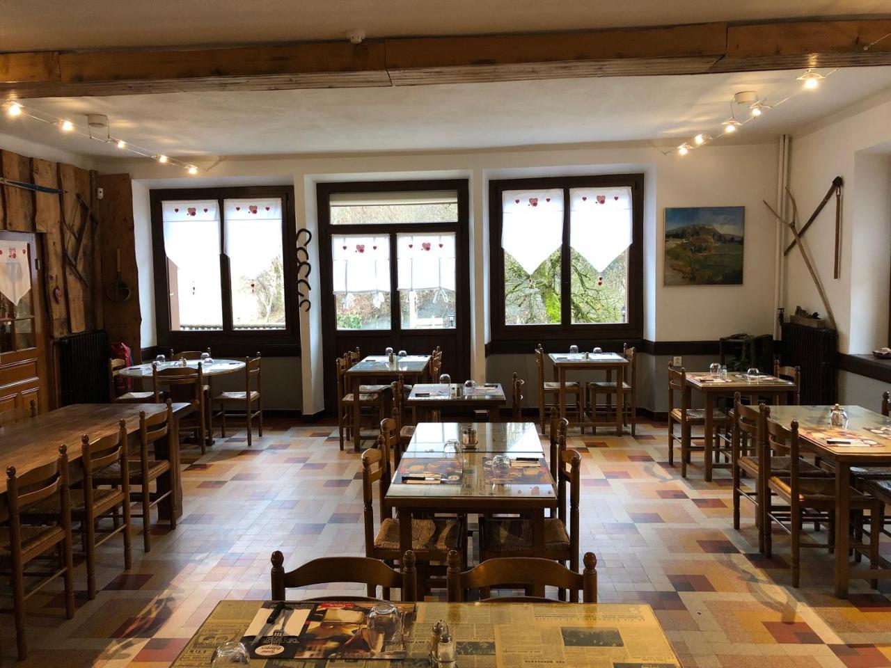 Bar Hotel Restaurant Le Margeriaz Les Deserts  Exterior photo